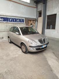 Lancia y 