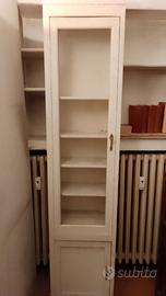 Credenza in legno massello e vetro, bianca