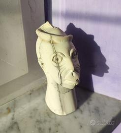 Scultura africana su pietra intagliata a mano