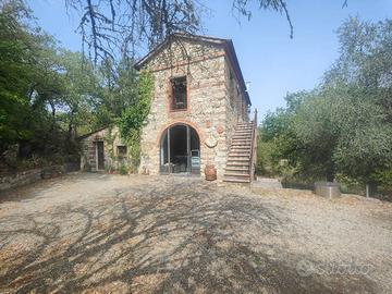 Rustico / Casale di 260 m² con più di 5 locali a G