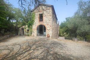 Rustico / Casale di 260 m² con più di 5 locali a G