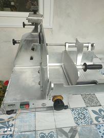 Affettatrice con disco da 34 cm