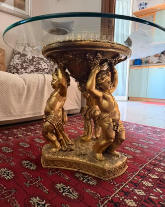 Tavolino da salotto con 3 putti dorati e vetro
