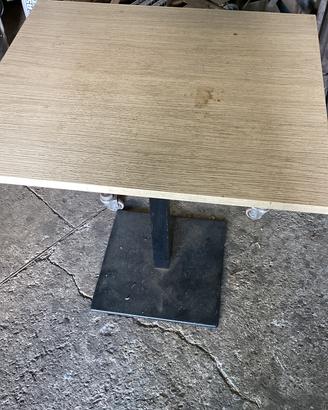 Tavoli in legno e ferro