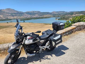 moto Guzzi v85tt modello travel del 2022 