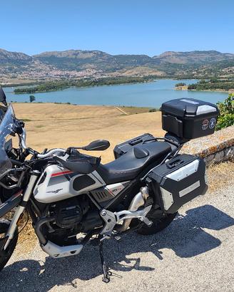 moto Guzzi v85tt modello travel del 2022 