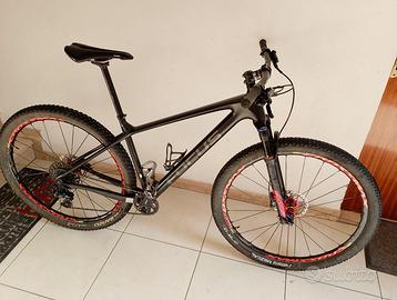 mtb carbonio freni disco molto leggero .