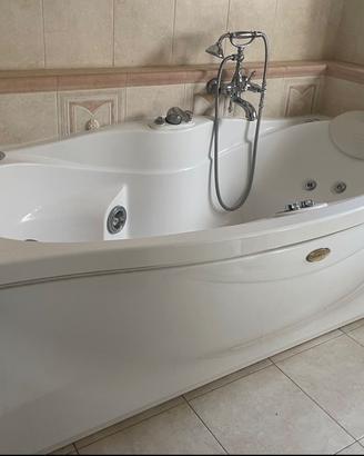 Vasca idromassaggio jacuzzi