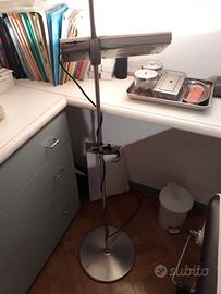 Lampade da terra Artemide Aton di Ernesto Gismondi