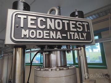 LABORATORIO PER TEST SUI MATERIALI