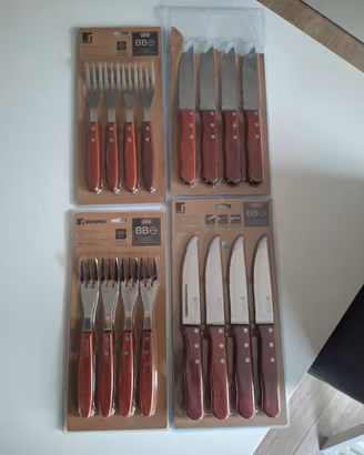 Set 8 forchette e coltelli per  barbecue 