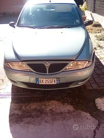 auto Lancia y elefantino