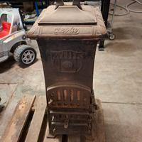 Stufa d’epoca in ghisa “Clesius” – originale vinta