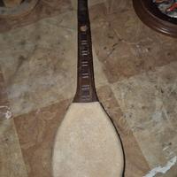 Gusla di legno lavorato