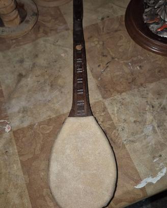 Gusla di legno lavorato