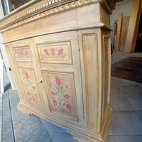 mobiletto  antico dipinto  a mano 