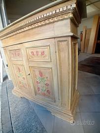 mobiletto  antico dipinto  a mano 
