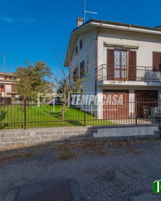VILLA A SCHIERA DI TESTA CON AMPIO GIARDINO!