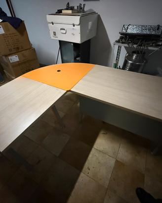 Scrivania da ufficio in legno