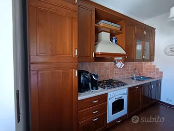 Cucina con elettrodomestici + tavolo e 4 sedie
