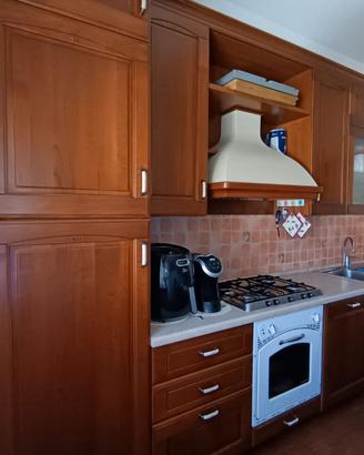 Cucina con elettrodomestici + tavolo e 4 sedie
