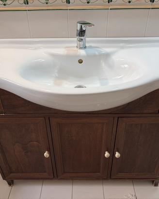 Lavabo con mobile integrato e specchio con luci