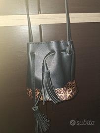 Borsa a secchiello nera similpelle leopardata