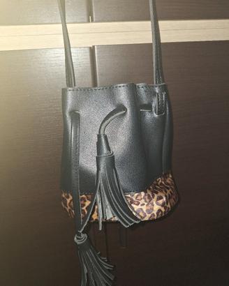 Borsa a secchiello nera similpelle leopardata