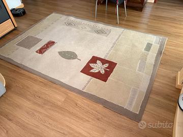 Tappeto beige decorato 
