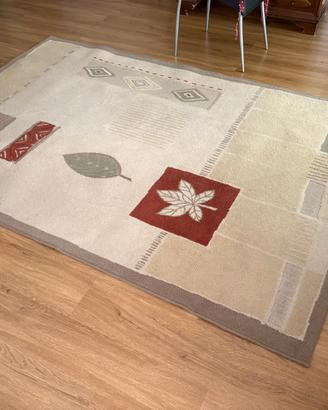Tappeto beige decorato 
