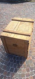 vecchio baule o cassa in legno 