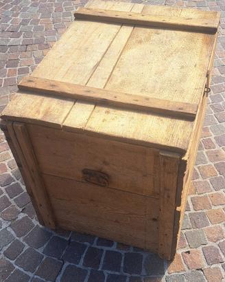 vecchio baule o cassa in legno 