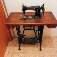 Macchina da cucire antica