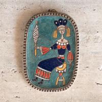 Quadretto in terracotta - Donna con fuso di lana