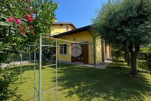 VILLA A SCHIERA D'ANGOLO A CASTELNUOVO DEL GARDA