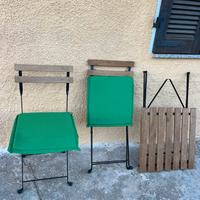 Tavolino Ikea con due sedie e cuscini
