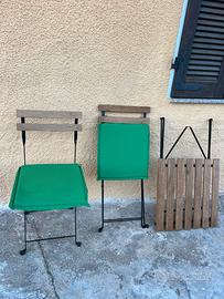 Tavolino Ikea con due sedie e cuscini