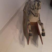 Antico cavallo a dondolo