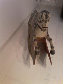 Antico cavallo a dondolo