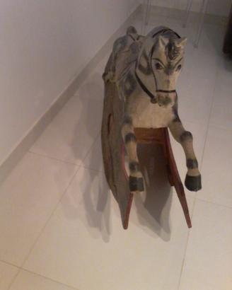 Antico cavallo a dondolo
