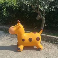Giraffa gonfiabile da giardino