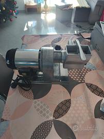 grattugia formaggio,pane 