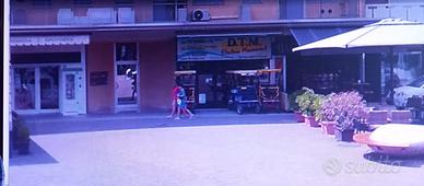 Negozio vetrinato su piazza di forte passaggio