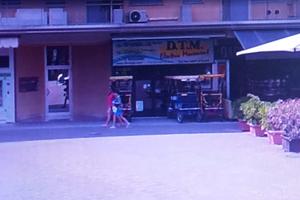 Negozio vetrinato su piazza di forte passaggio