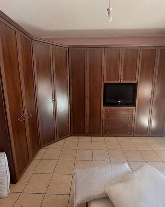 grande armadio angolare  in legno scuro