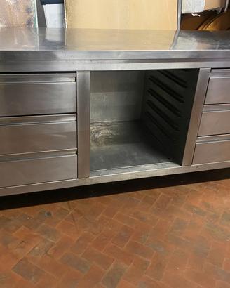 banco in acciaio inox con cassetti