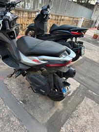 Aprilia sr gt 125