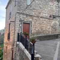 Casa indipendente-Libera su tre lati