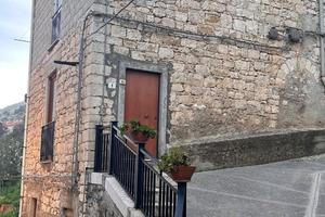 Casa indipendente-Libera su tre lati