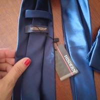 Cravatta blu con pochette